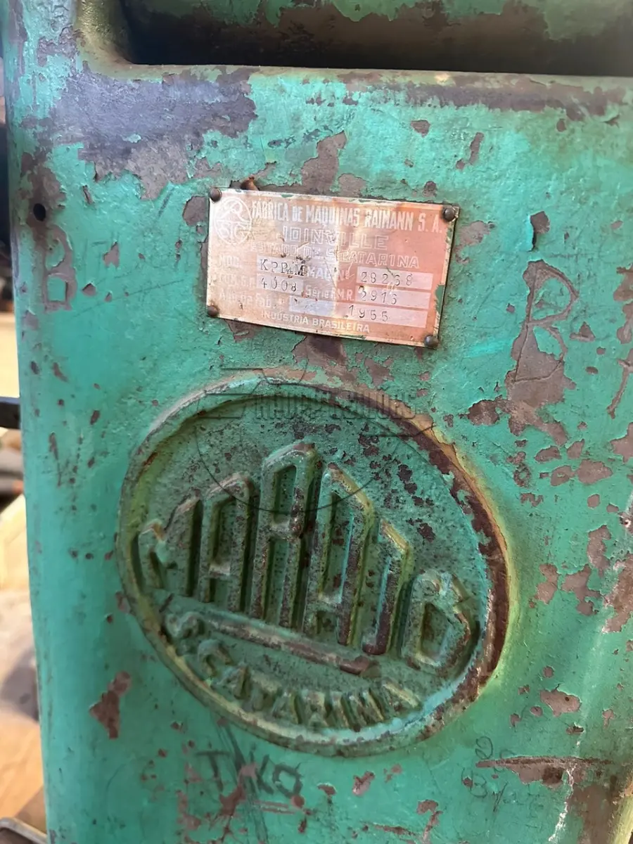 LOTE 023 - Uma máquina sem identificação, cor verde.