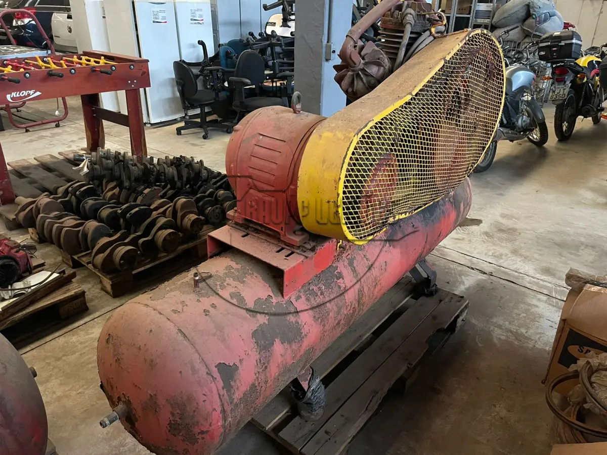 LOTE 020 - Um compressor c/ cinco cabeçotes