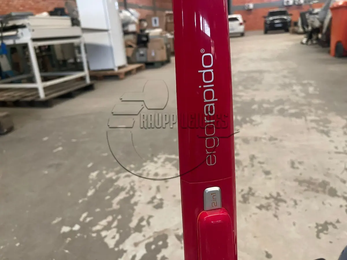 LOTE 002 - Duas vassouras elétricas electrolux