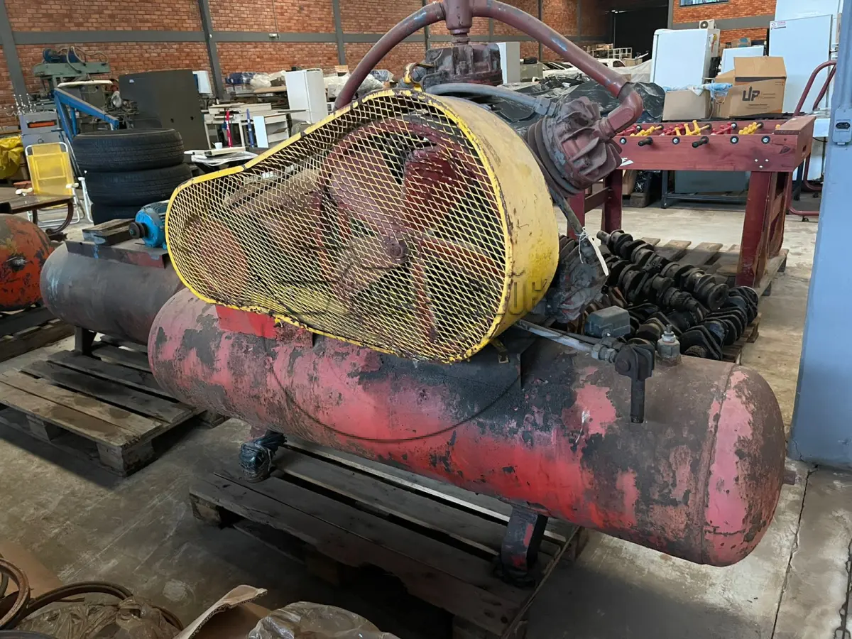 LOTE 020 - Um compressor c/ cinco cabeçotes