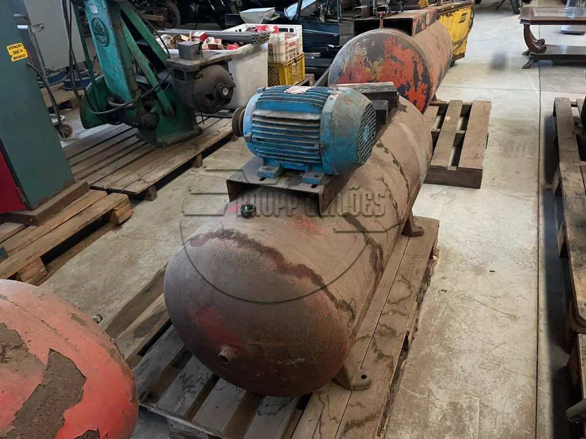 LOTE 019 - Um compressor s/ cabeçotes