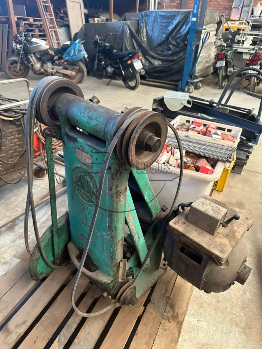 LOTE 023 - Uma máquina sem identificação, cor verde.