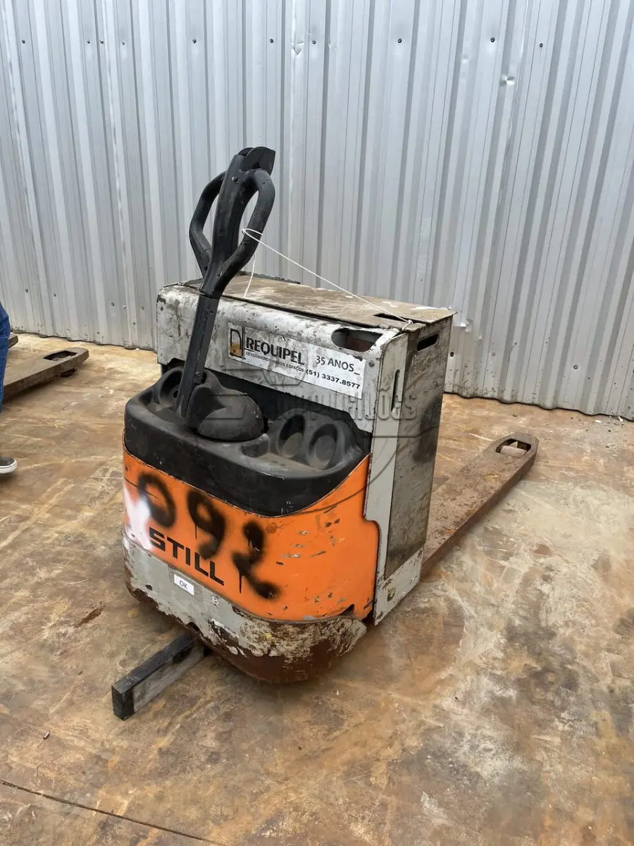 LOTE 048 - Uma paleteira sem torre, modelo EGU20 G115 670