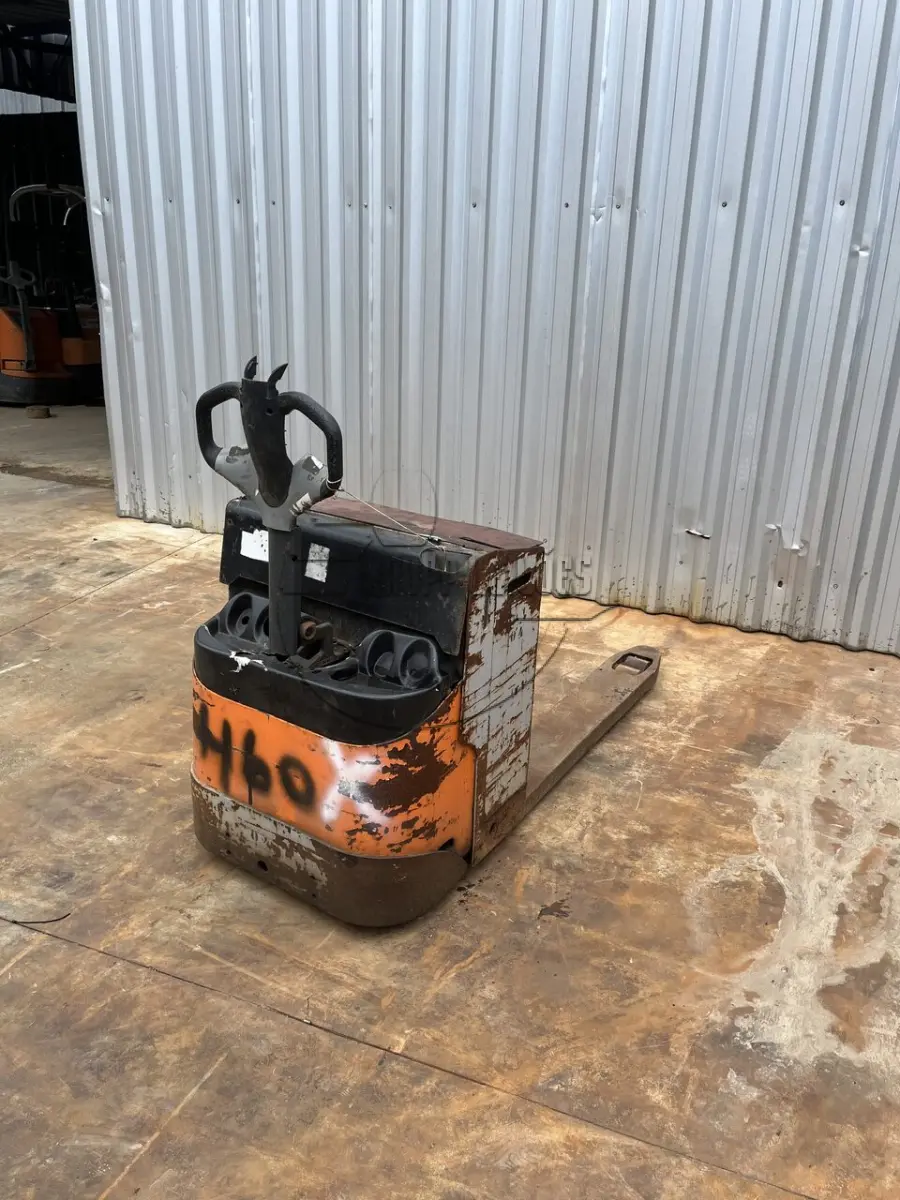 LOTE 034 - Uma paleteira sem torre, modelo EGU18