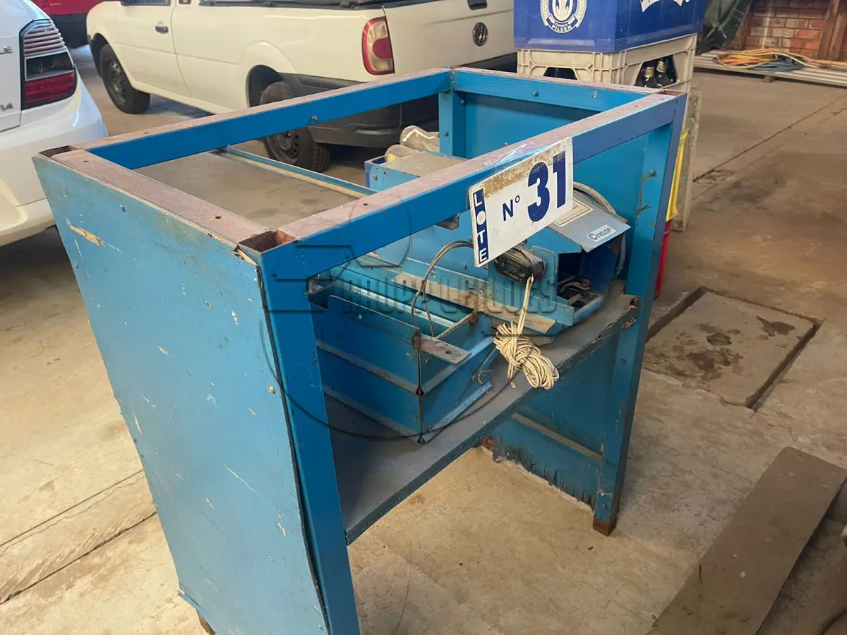LOTE 031 - Uma máquina azul