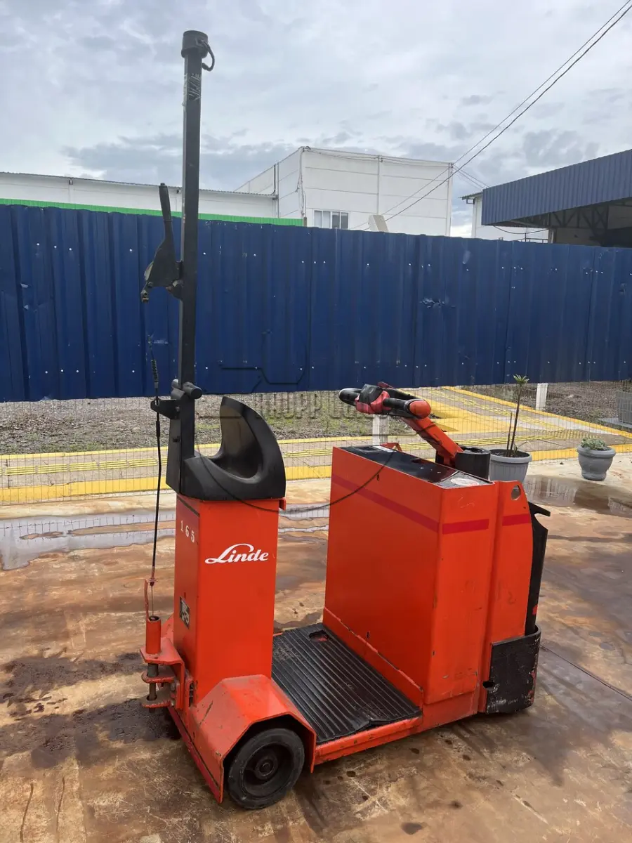 LOTE 002 - Um rebocador, modelo P30