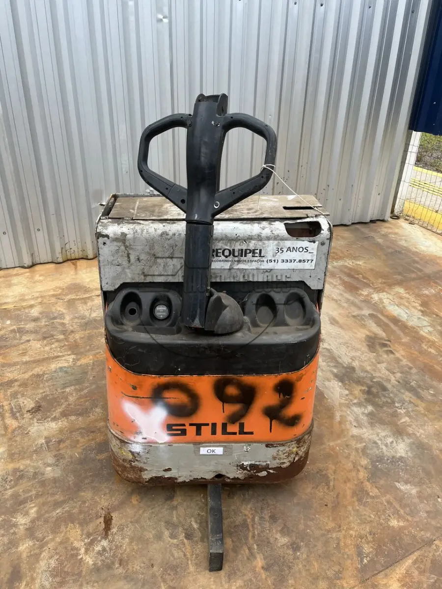 LOTE 048 - Uma paleteira sem torre, modelo EGU20 G115 670