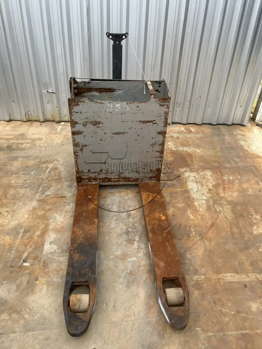 LOTE 014 - Uma paleteira sem torre, modelo EGU18