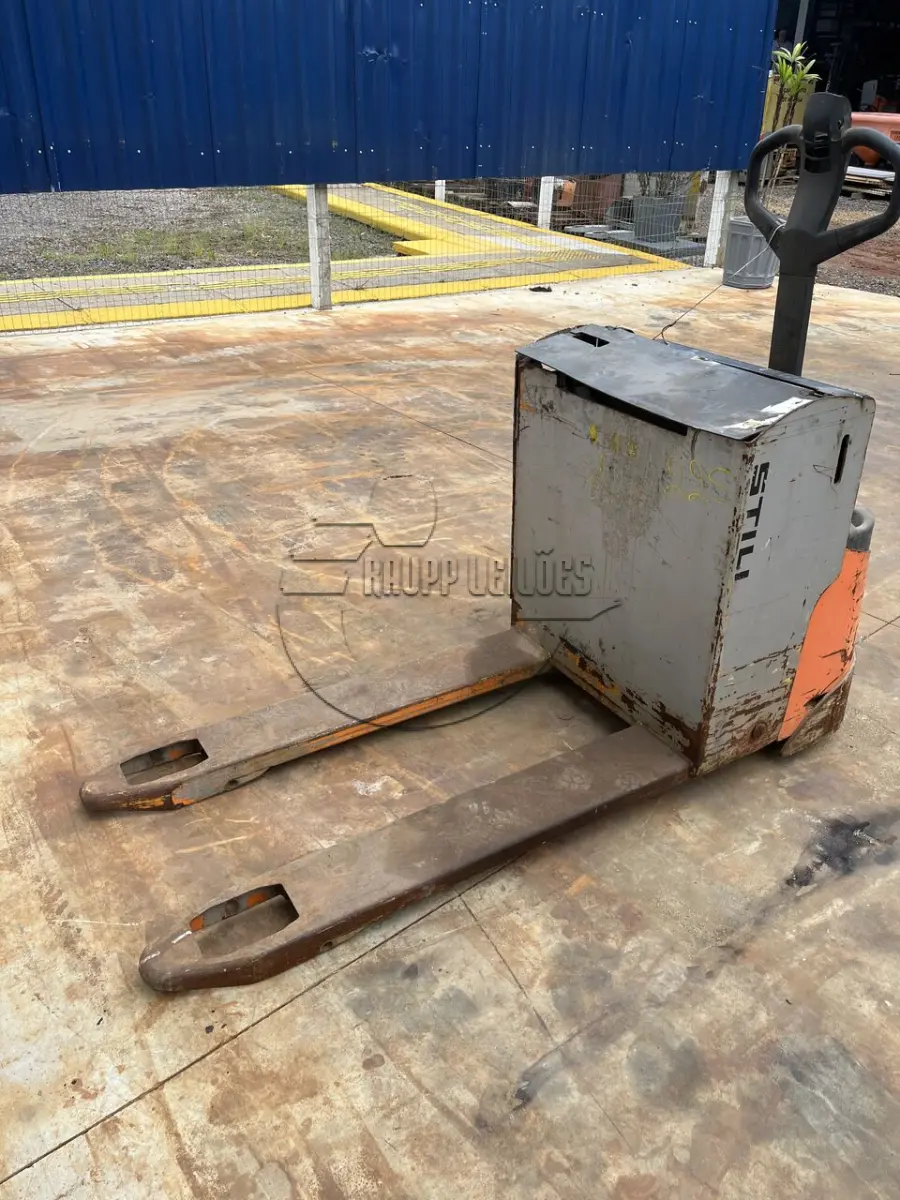 LOTE 009 - Uma paleteira sem torre, modelo EGU18