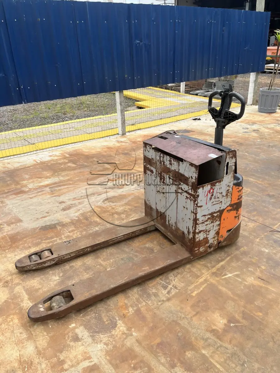 LOTE 034 - Uma paleteira sem torre, modelo EGU18
