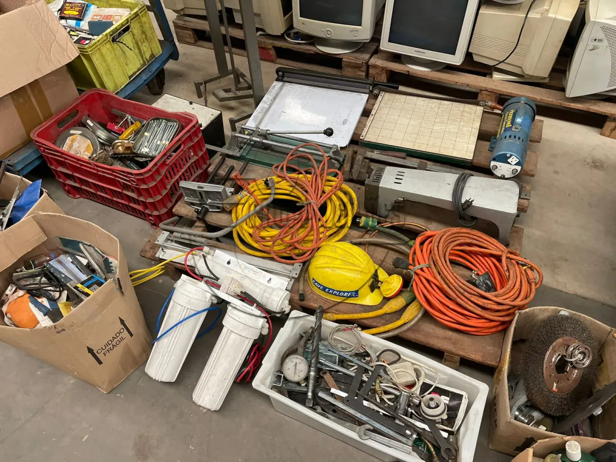 LOTE 039 - Um lote de ferramentas