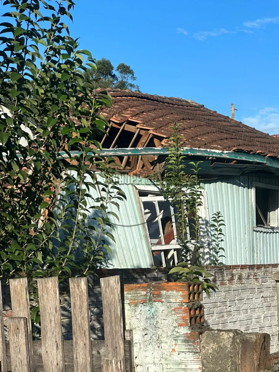 LOTE 003 - 02ª DATA | (GRAVATAÍ/RS) Uma casa de madeira c/ aprox. 61,59m², no Bairro Bom Sucesso