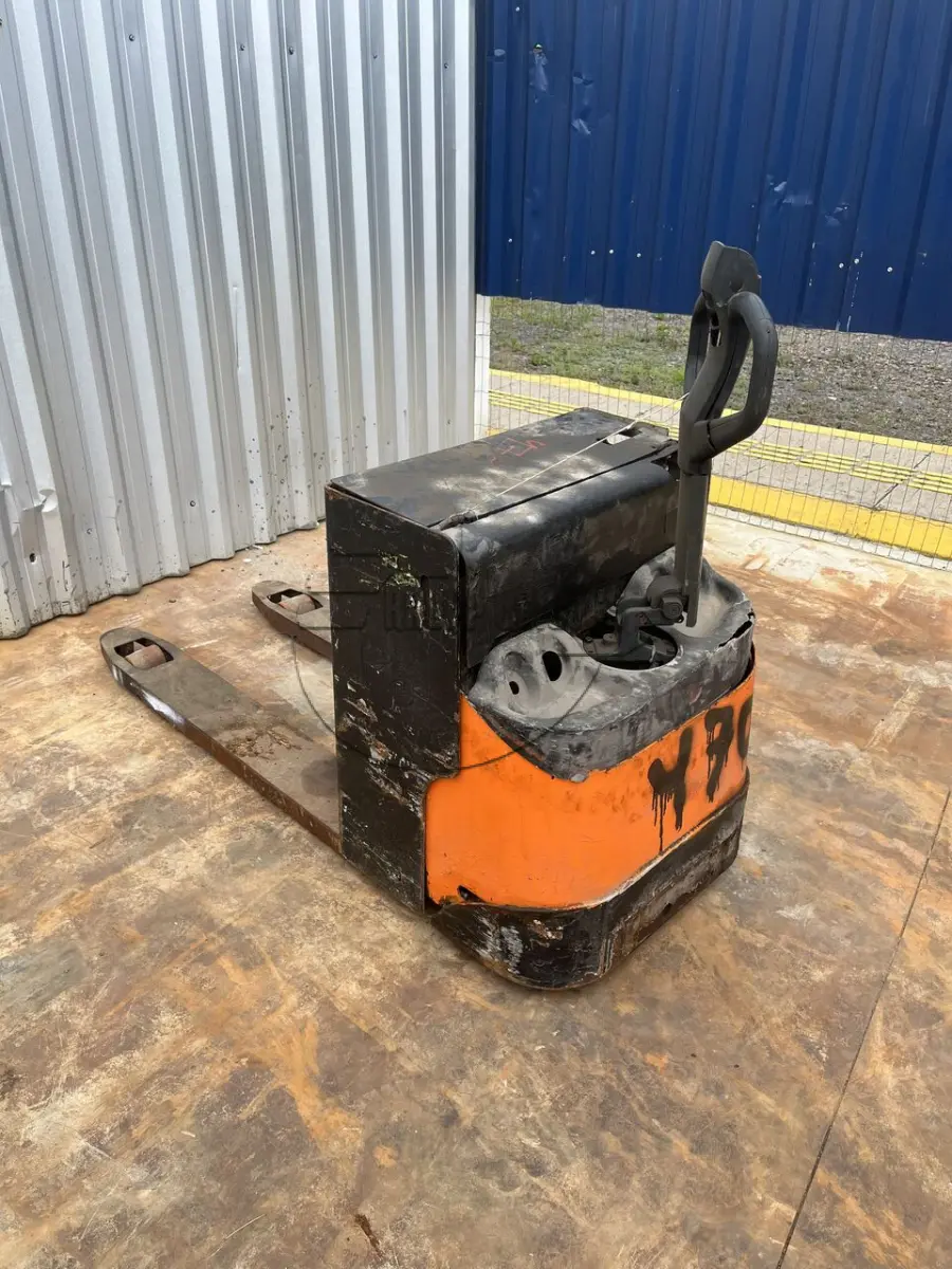 LOTE 037 - Uma paleteira sem torre, modelo EGU20 G115 670