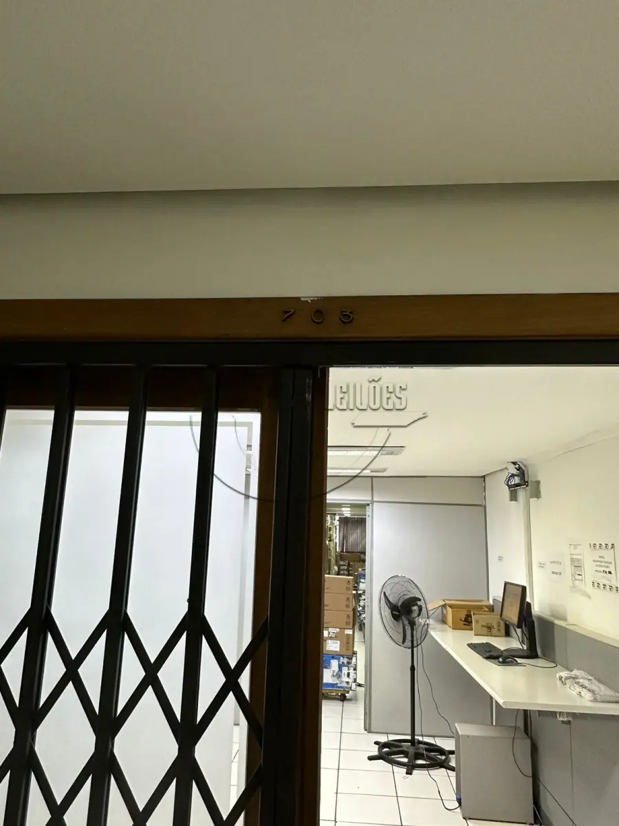 LOTE 018 - (PORTO ALEGRE/RS) Escritório 703, c/419,02m² + Box 29 + Box 30 + Box 31 + Box 32 do Centro Empresarial Farrapos, Rua Dr. Barros Cassal, nº 170/180