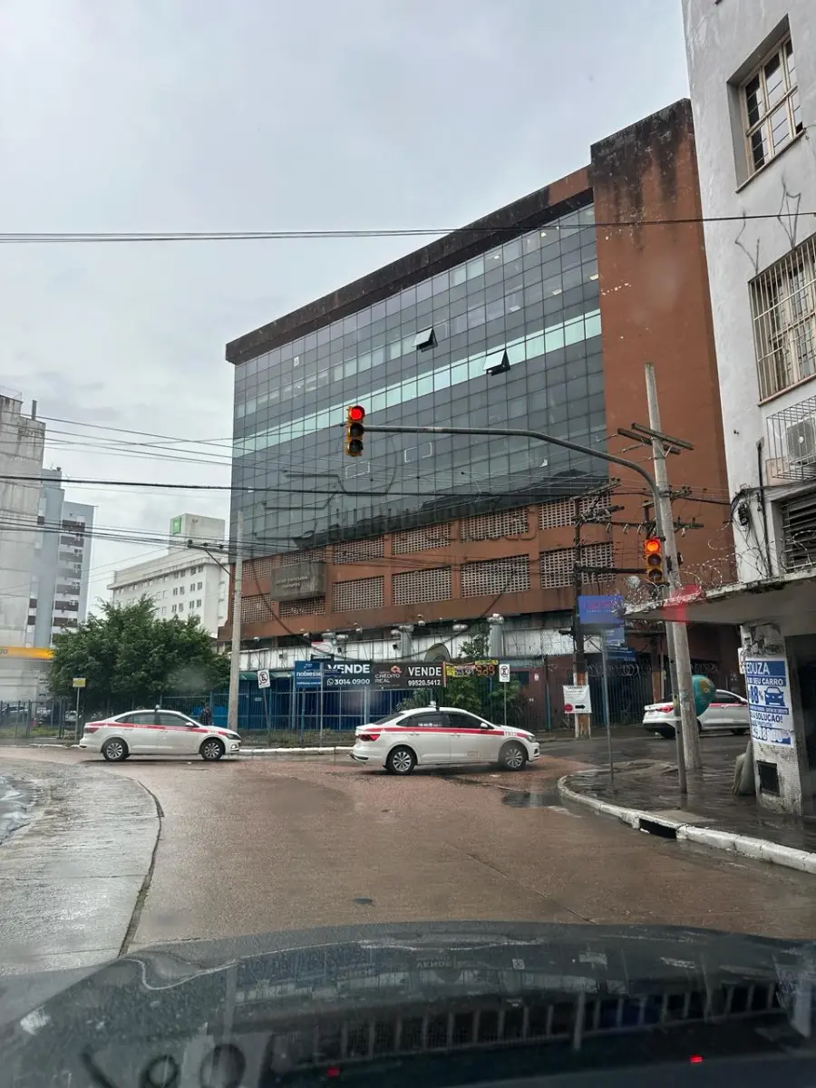 LOTE 018 - (PORTO ALEGRE/RS) Escritório 703, c/419,02m² + Box 29 + Box 30 + Box 31 + Box 32 do Centro Empresarial Farrapos, Rua Dr. Barros Cassal, nº 170/180