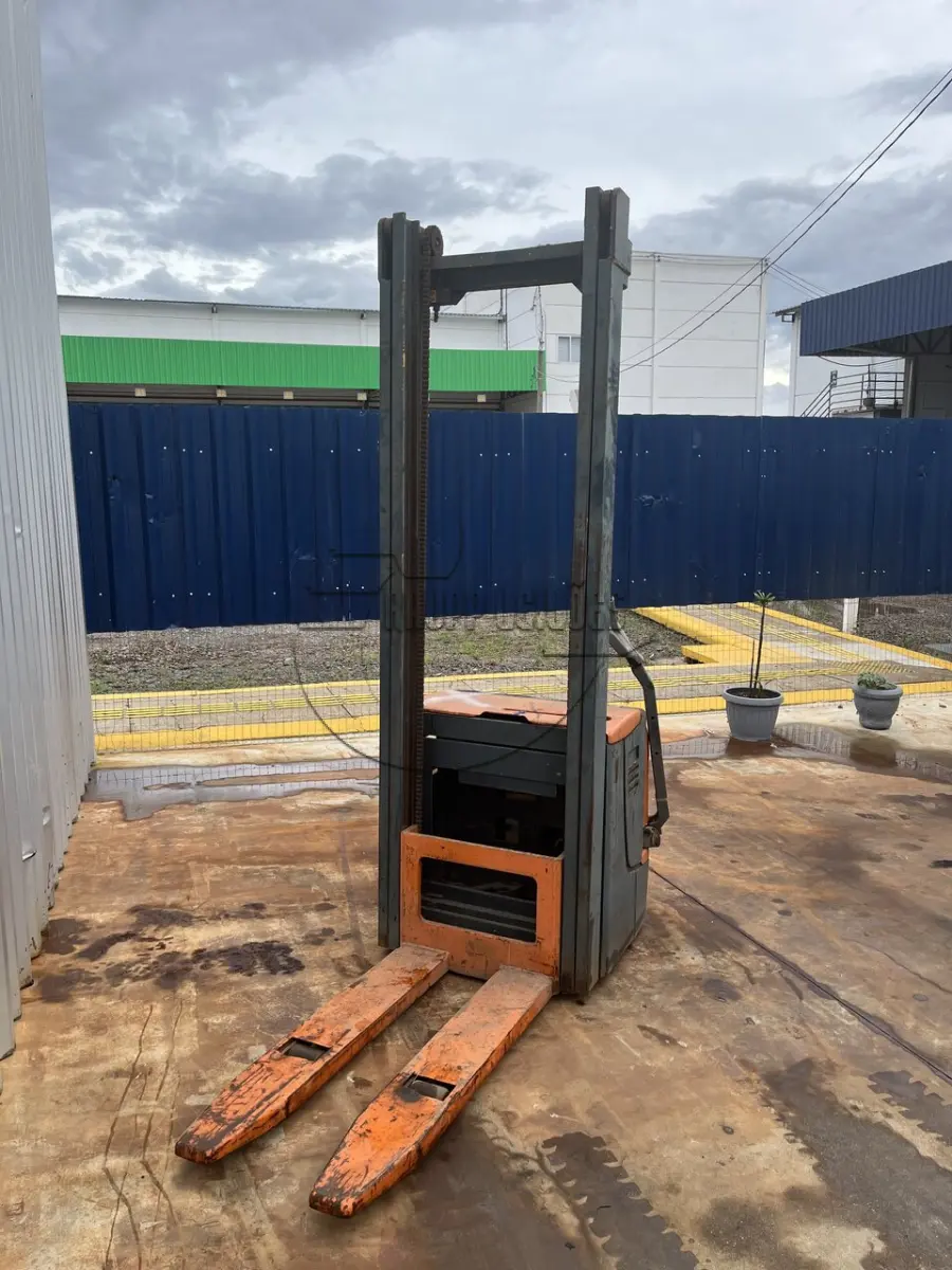 LOTE 044 - Uma paleteira com torre, modelo EJC12,5 G115 360