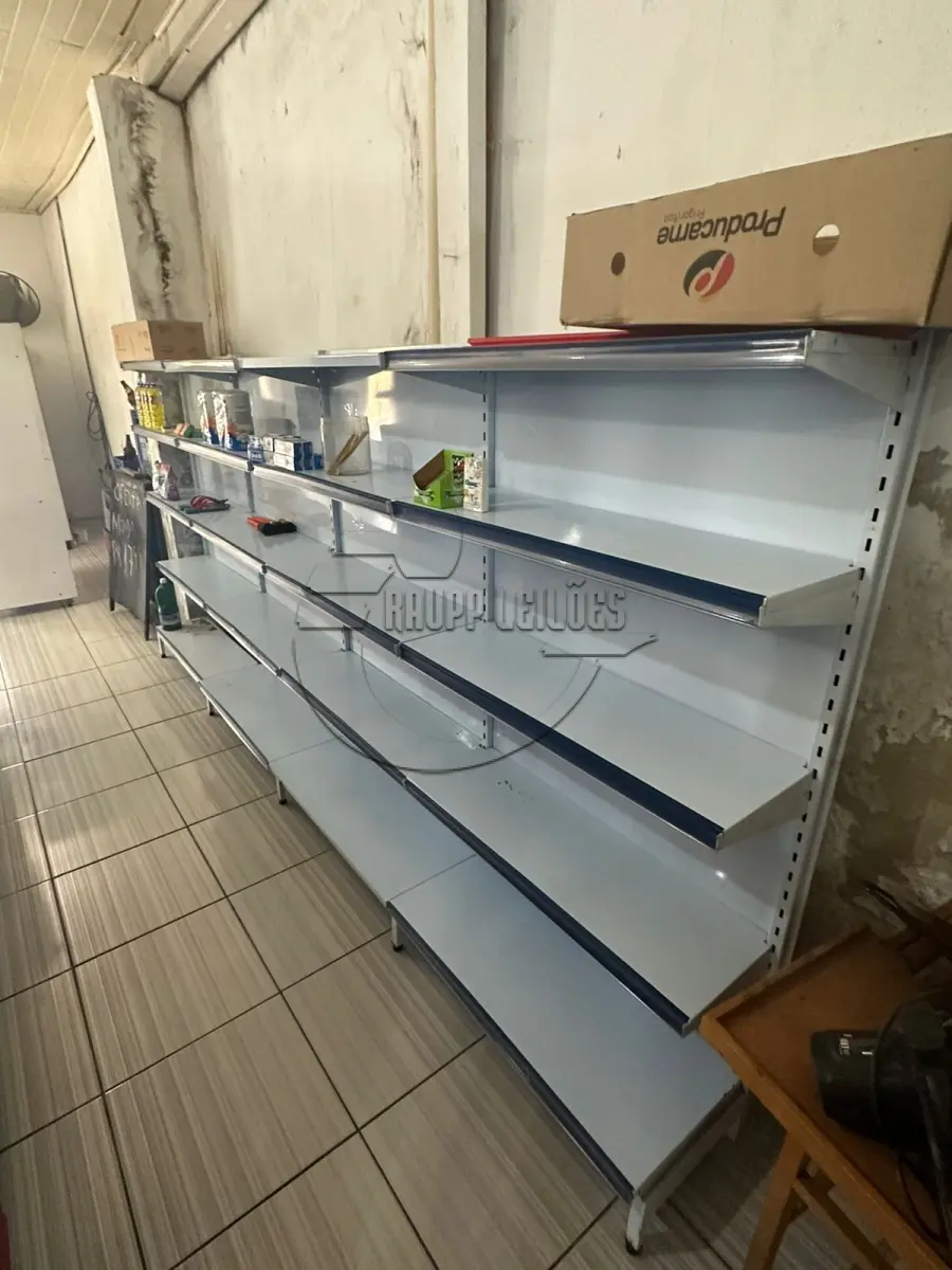 LOTE 021 - 02ª DATA | Um balcão refrigerado de carne | Uma ilha de congelados | Três prateleiras