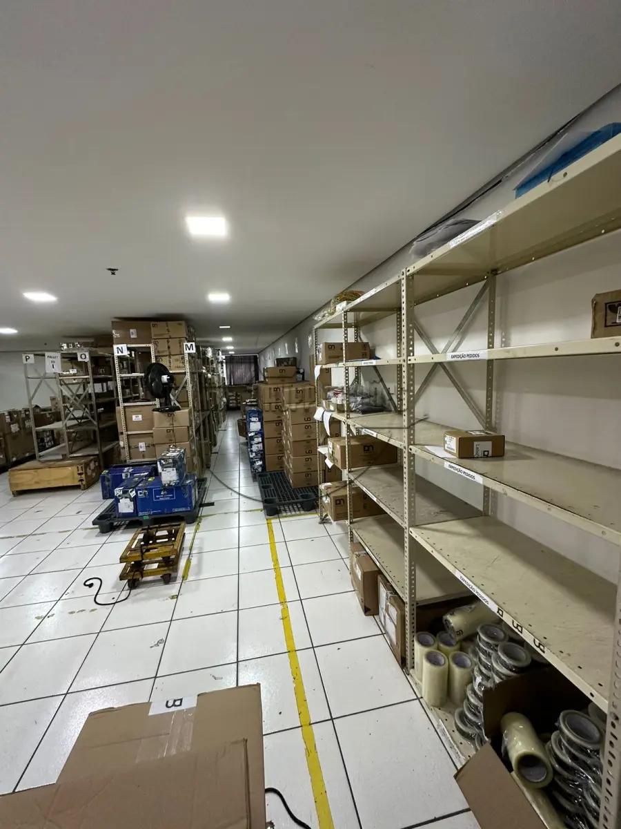 LOTE 018 - (PORTO ALEGRE/RS) Escritório 703, c/419,02m² + Box 29 + Box 30 + Box 31 + Box 32 do Centro Empresarial Farrapos, Rua Dr. Barros Cassal, nº 170/180