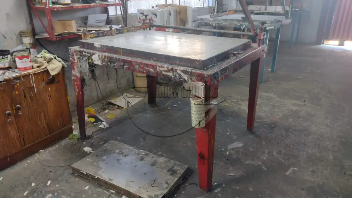 LOTE 001 - Uma guilhotina marca Imag | Duas mesas de impressão manual serigrafia
