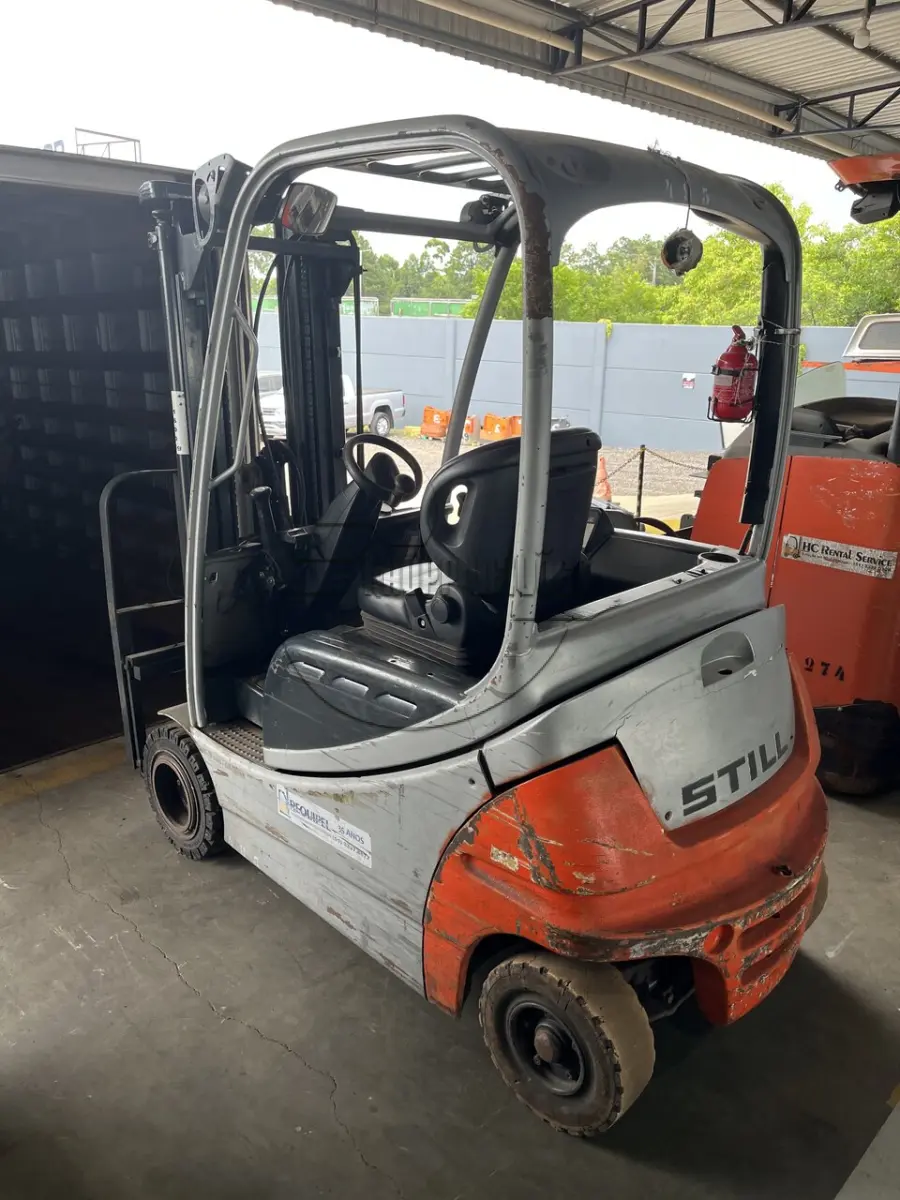LOTE 042 - Uma empilhadeira elétrica, modelo RX20-20P