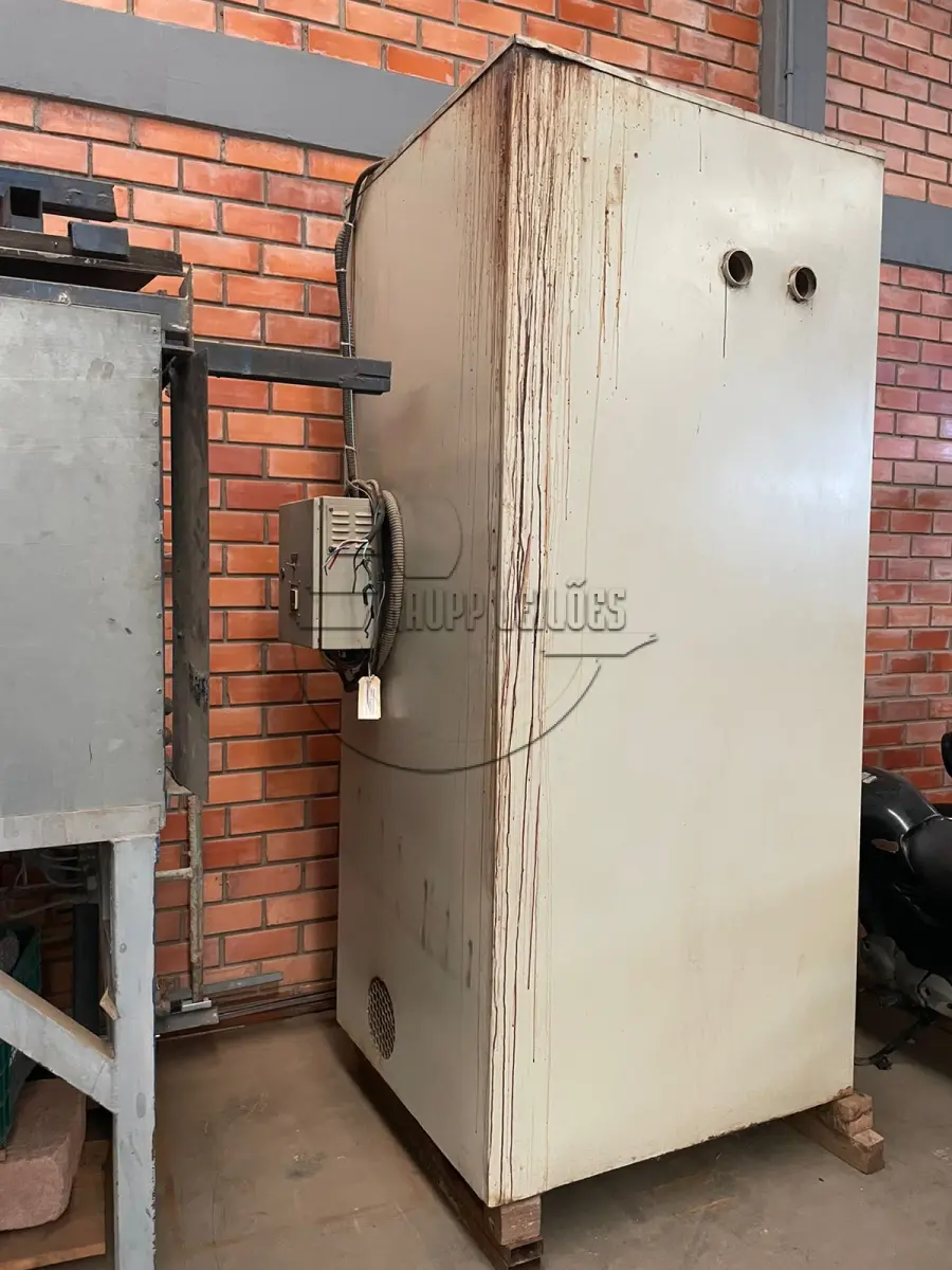 LOTE 001 - Um forno elétrico, 220 volts/380volts