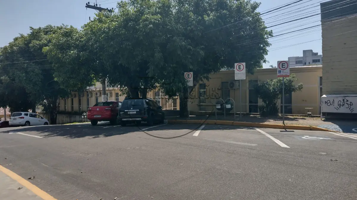 LOTE 002 - (GRAVATAÍ/RS) Um terreno de 2.335,45m², c/ benfeitorias de aprox. 1.700m² - Bairro Centro (ANTIGA SEDE DA SMAT)