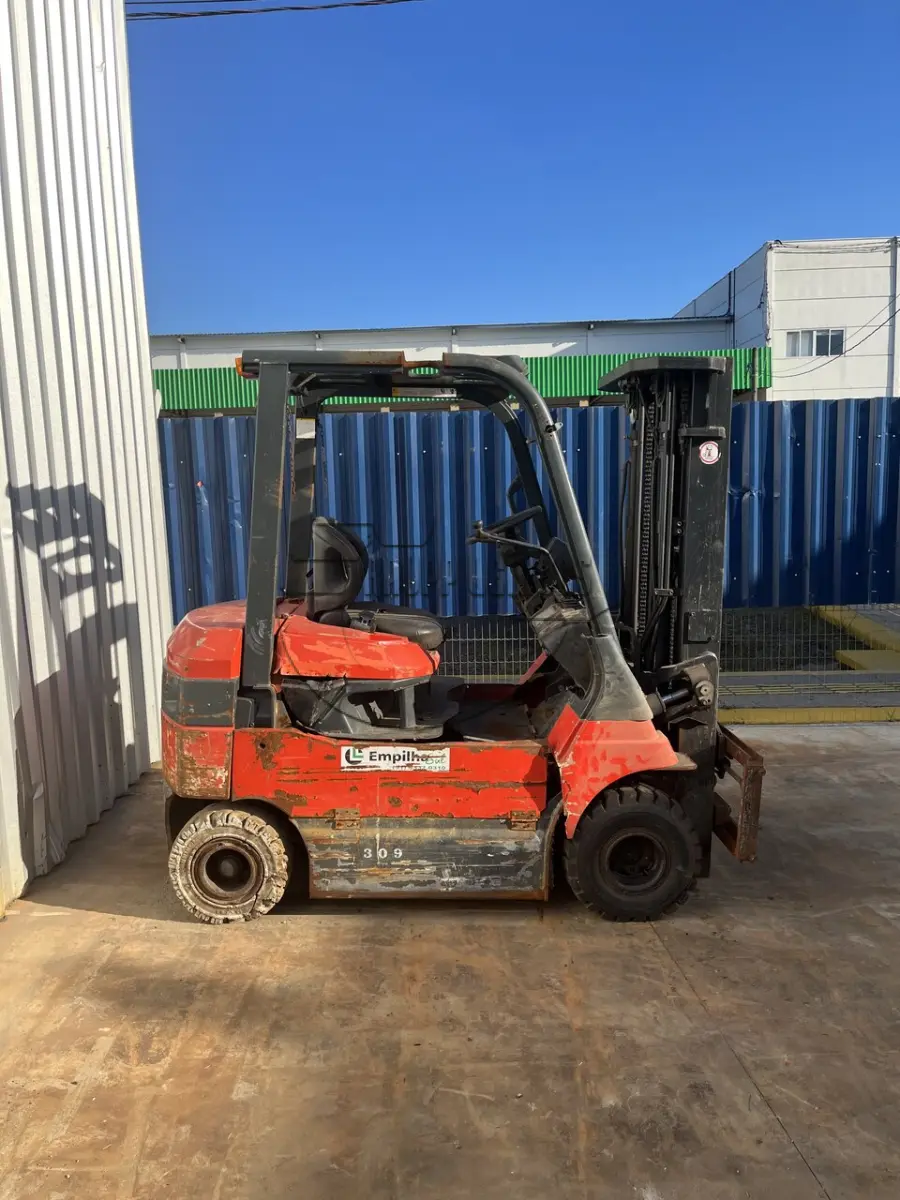LOTE 027 - Uma empilhadeira elétrica, modelo 7FBH25