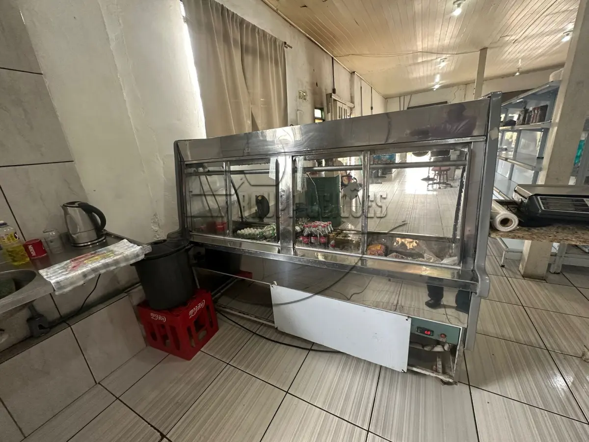 LOTE 021 - 02ª DATA | Um balcão refrigerado de carne | Uma ilha de congelados | Três prateleiras