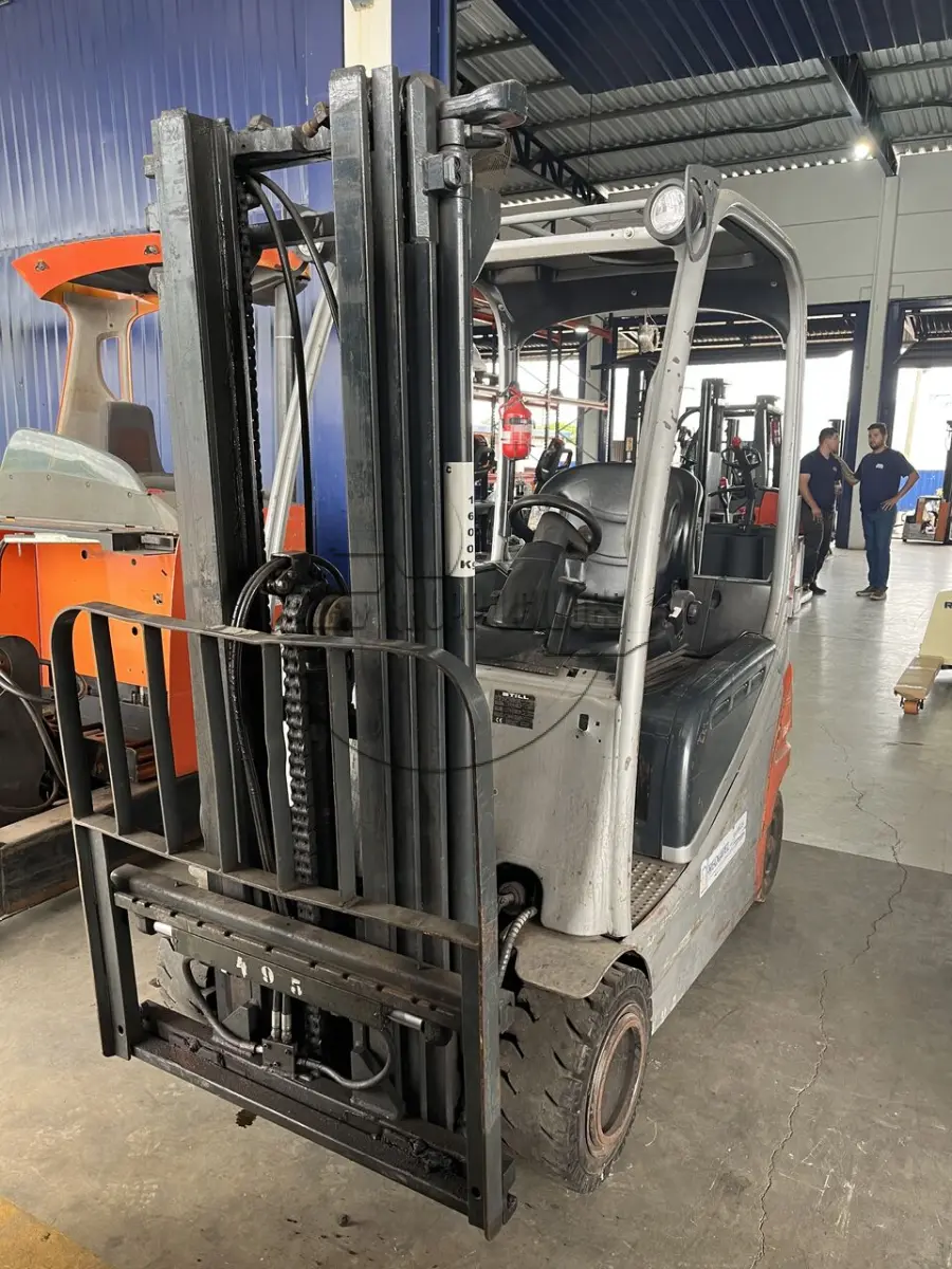 LOTE 042 - Uma empilhadeira elétrica, modelo RX20-20P