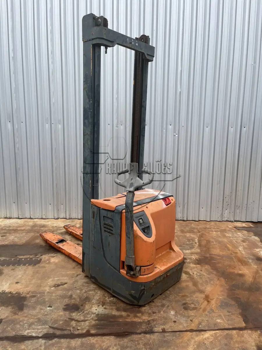 LOTE 044 - Uma paleteira com torre, modelo EJC12,5 G115 360