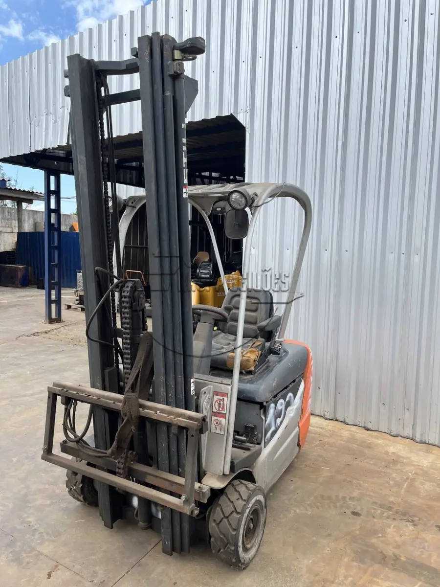 LOTE 006 - Uma empilhadeira elétrica, modelo Rx50-16