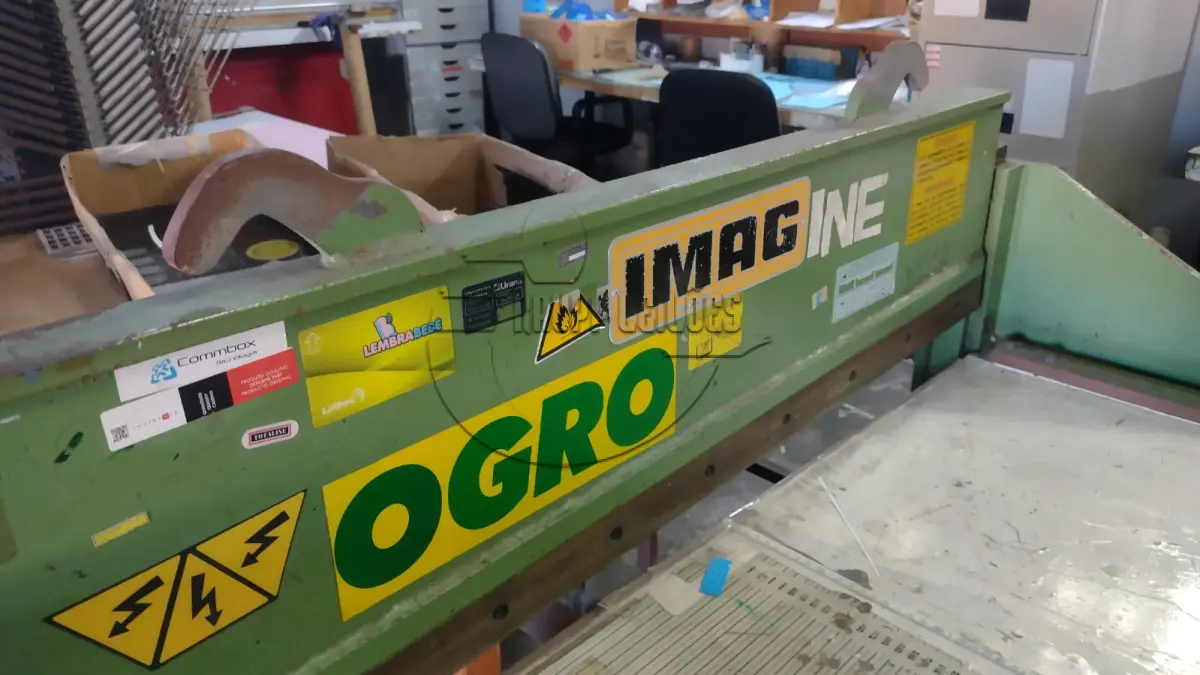 LOTE 001 - Uma guilhotina marca Imag | Duas mesas de impressão manual serigrafia