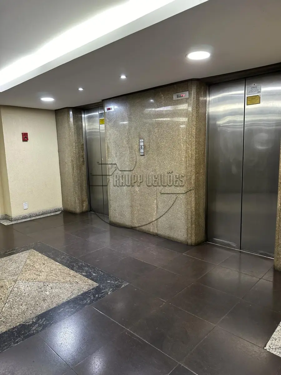 LOTE 018 - (PORTO ALEGRE/RS) Escritório 703, c/419,02m² + Box 29 + Box 30 + Box 31 + Box 32 do Centro Empresarial Farrapos, Rua Dr. Barros Cassal, nº 170/180