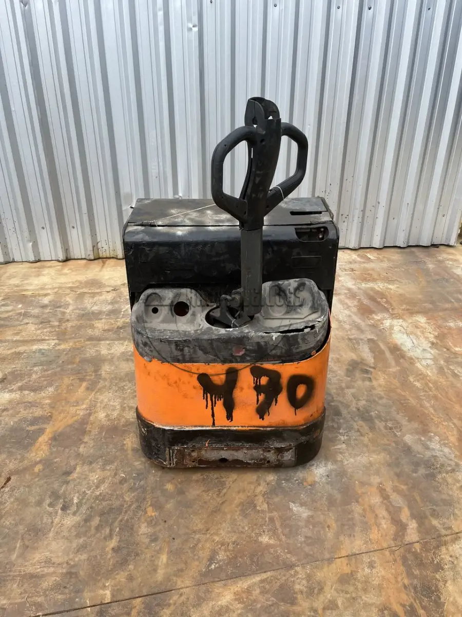 LOTE 037 - Uma paleteira sem torre, modelo EGU20 G115 670