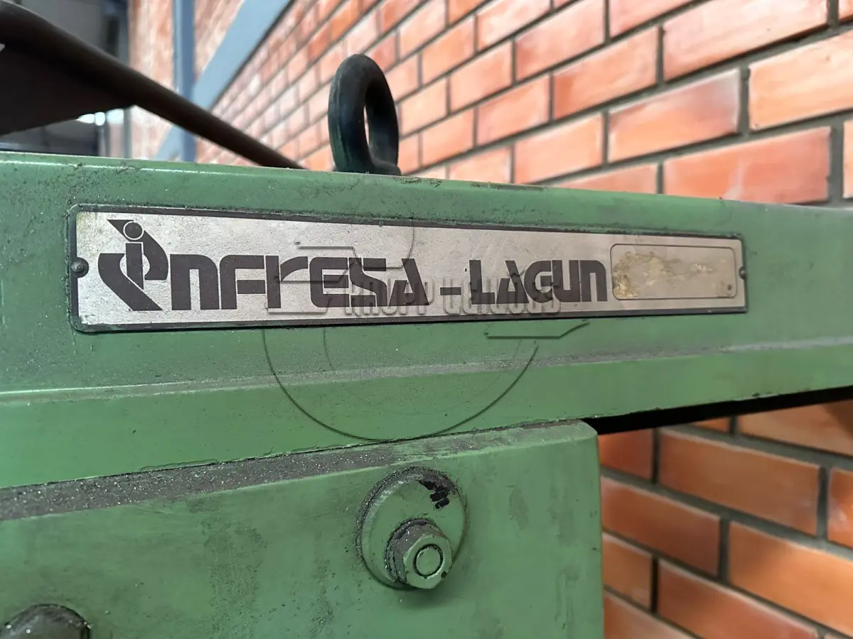 LOTE 010 - Uma fresadora universal, marca Infresa, modelo Lagun
