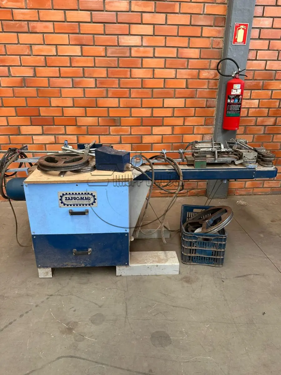 LOTE 001 - Uma máquina dobradeira de ferro automática