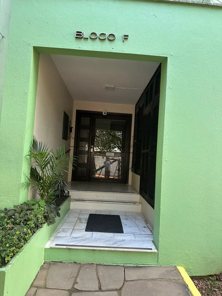 LOTE 002 - (PORTO ALEGRE/RS) O apto n.º 123, c/ 45,59m², no bloco F do Cond. Residencial Solarium, na Av. Antônio de Carvalho