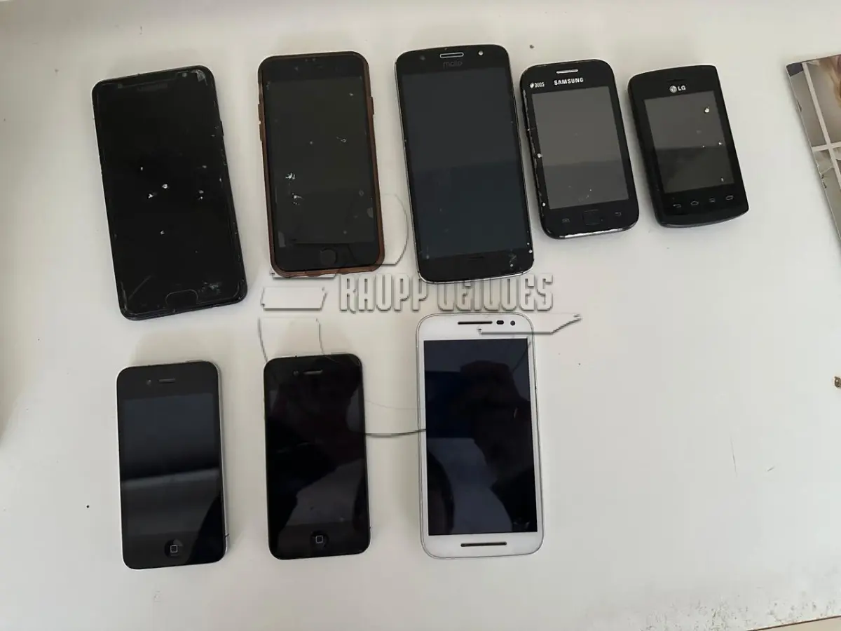 LOTE 010 - 08 celulares de diversas marcas e modelos, com defeito
