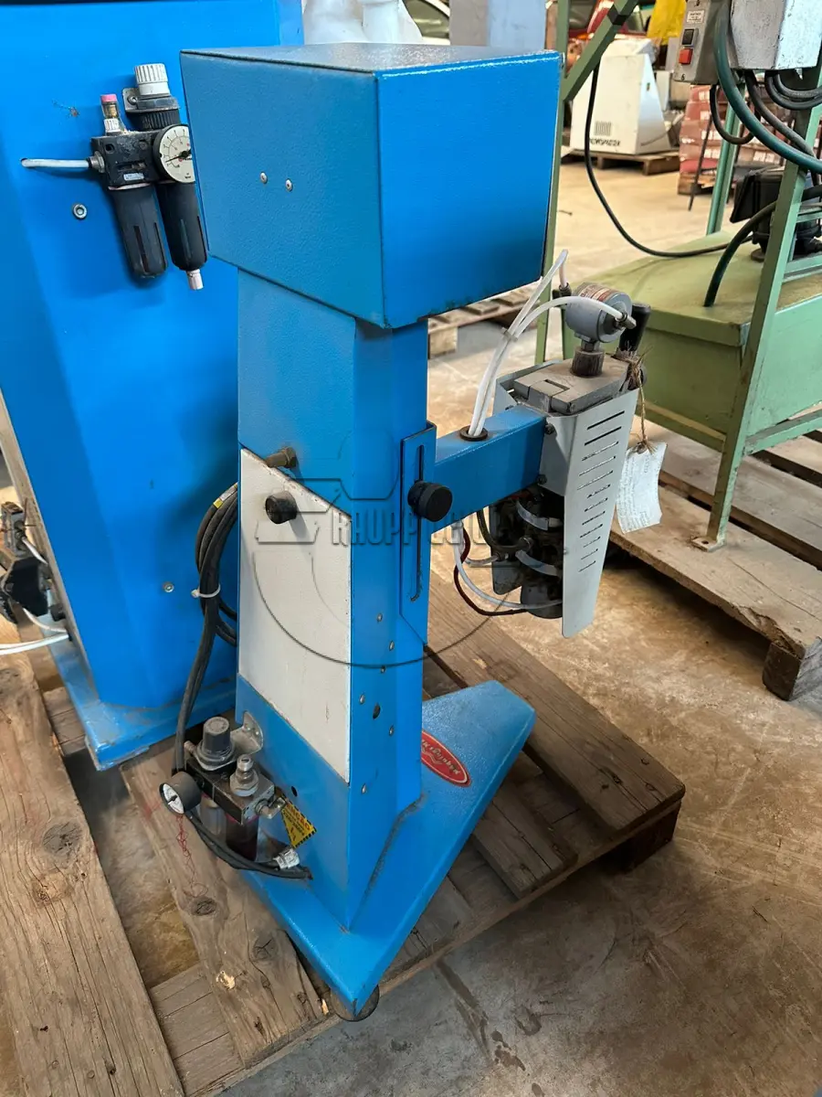 LOTE 017 - Uma máquina Universal para aplicação de adesivos no calçado