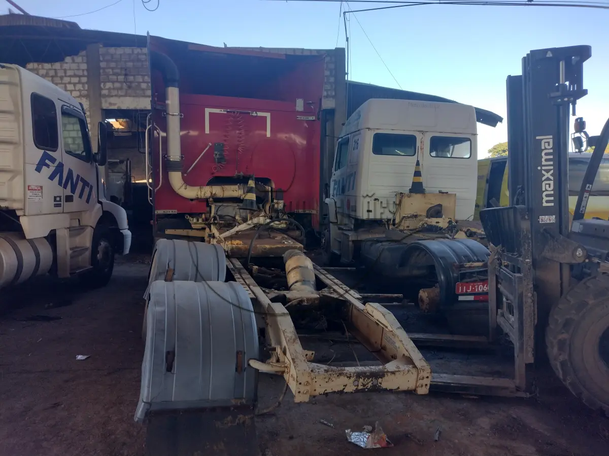 LOTE 009 - 02ª DATA | Um caminhão Navistar/International, modelo 9800 6X4, ano/modelo 2000/2001