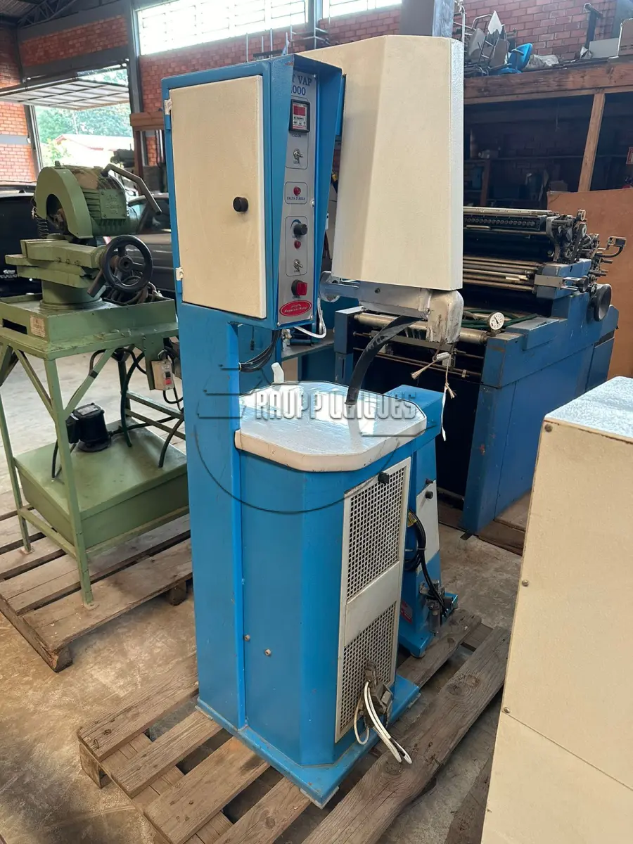 LOTE 016 - Uma máquina para tirar rugas, tipo Jet vap