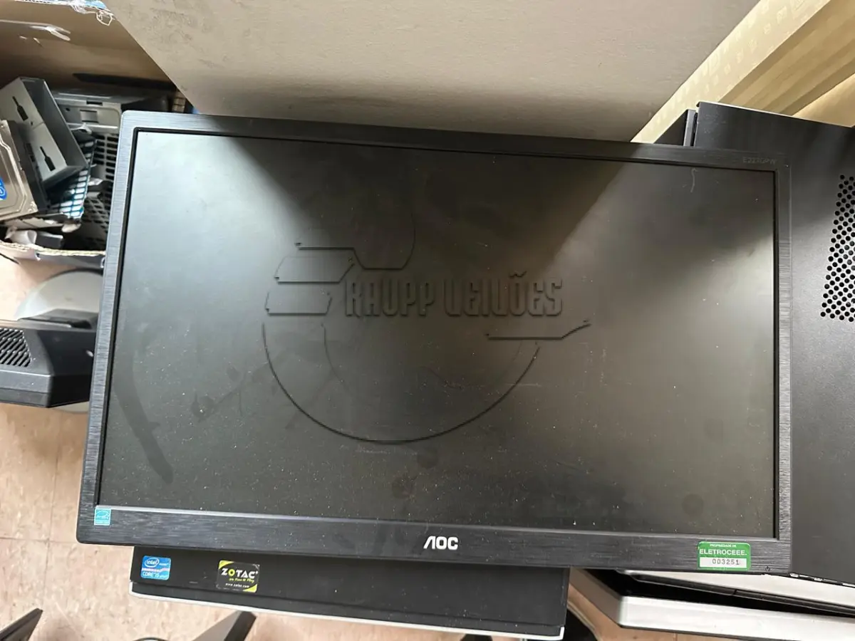 LOTE 008 - 12 monitores + 1 televisão, com defeito