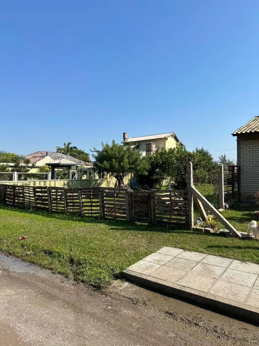 LOTE 001 - 02ª DATA | (XANGRI-LÁ/RS) 02 terrenos somando 720,00m², c/ 01 casa de alvenaria de aprox. 160,50m², na Praia do Arpoador