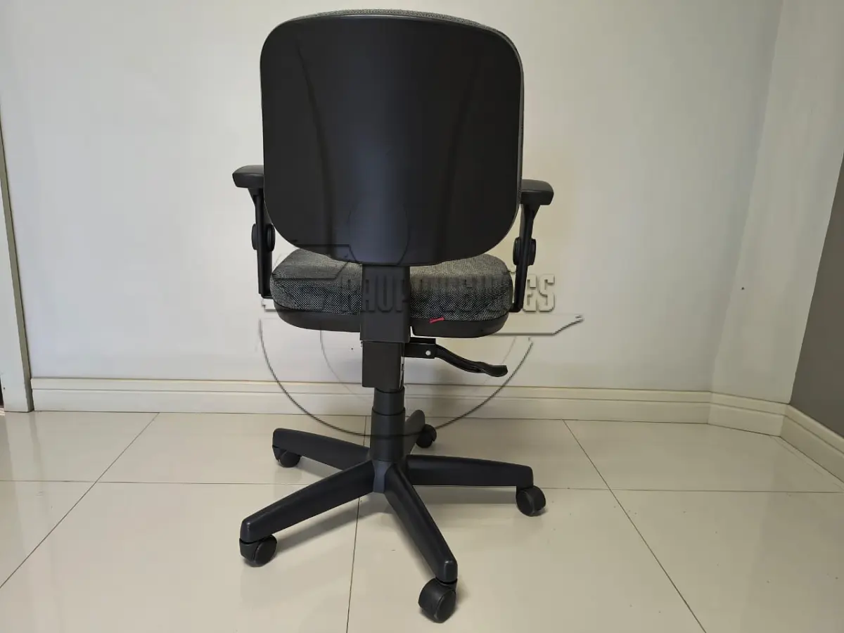 LOTE 030 - Uma cadeira de escritório ergonômica