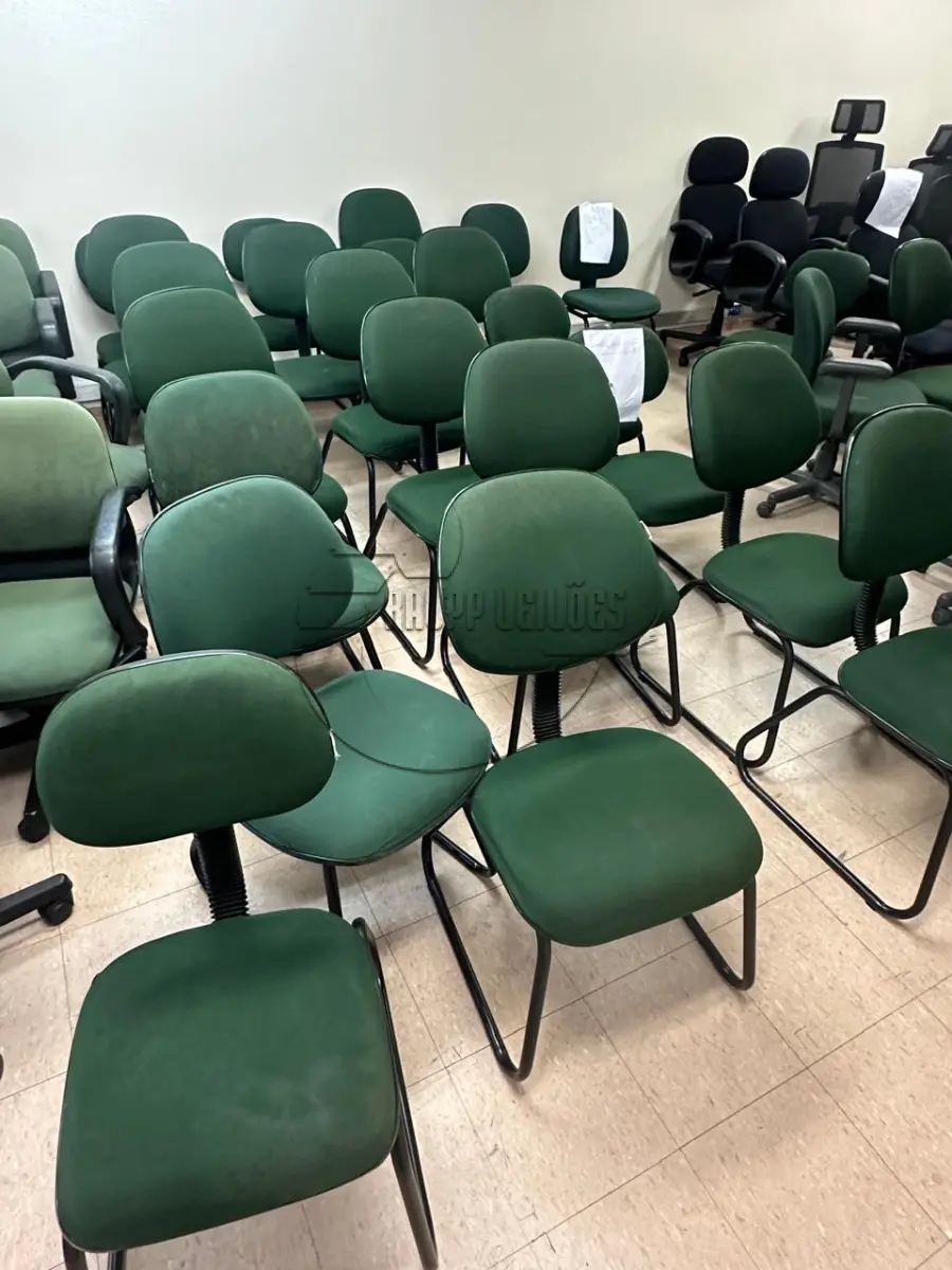 LOTE 004 - Aproximadamente 27 cadeiras de diversos modelos, em bom estado