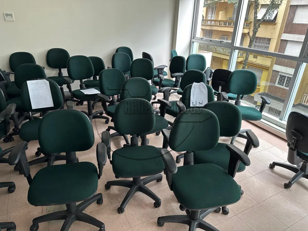 LOTE 005 - Aproximadamente 35 cadeiras digitador com braço, Recostare, em bom estado