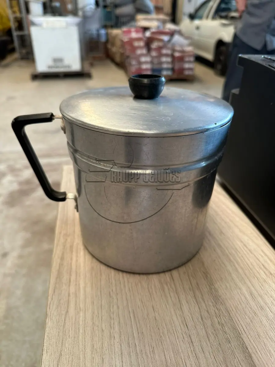 LOTE 002 - Três garrafas térmicas e Diversos bens de cozinha