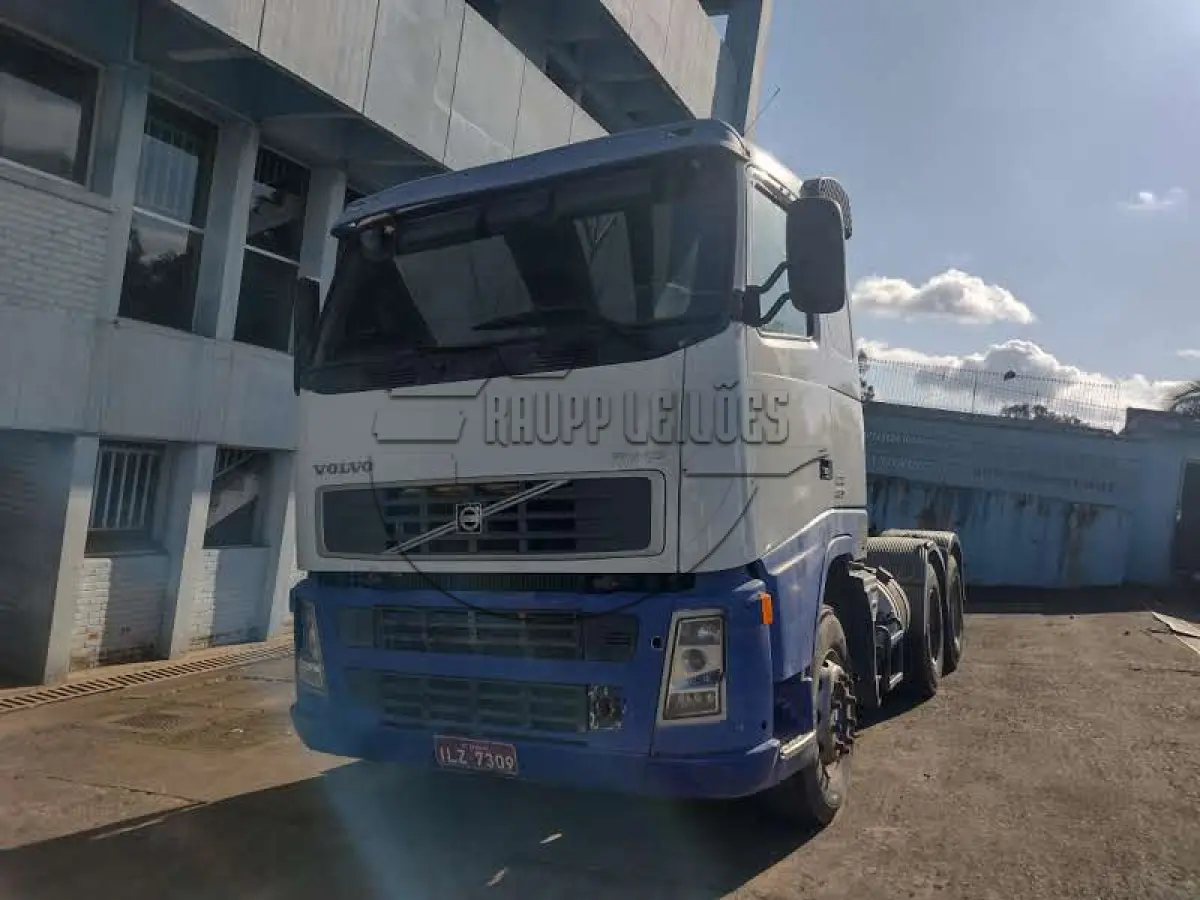 LOTE 021 - 02ª DATA | Um caminhão marca VOLVO, modelo FH12 460 6X4T, ano/modelo 2004