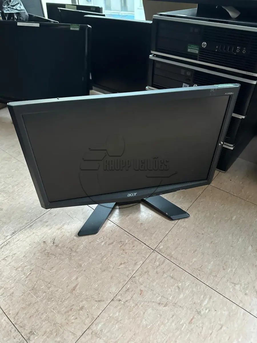 LOTE 008 - 12 monitores + 1 televisão, com defeito