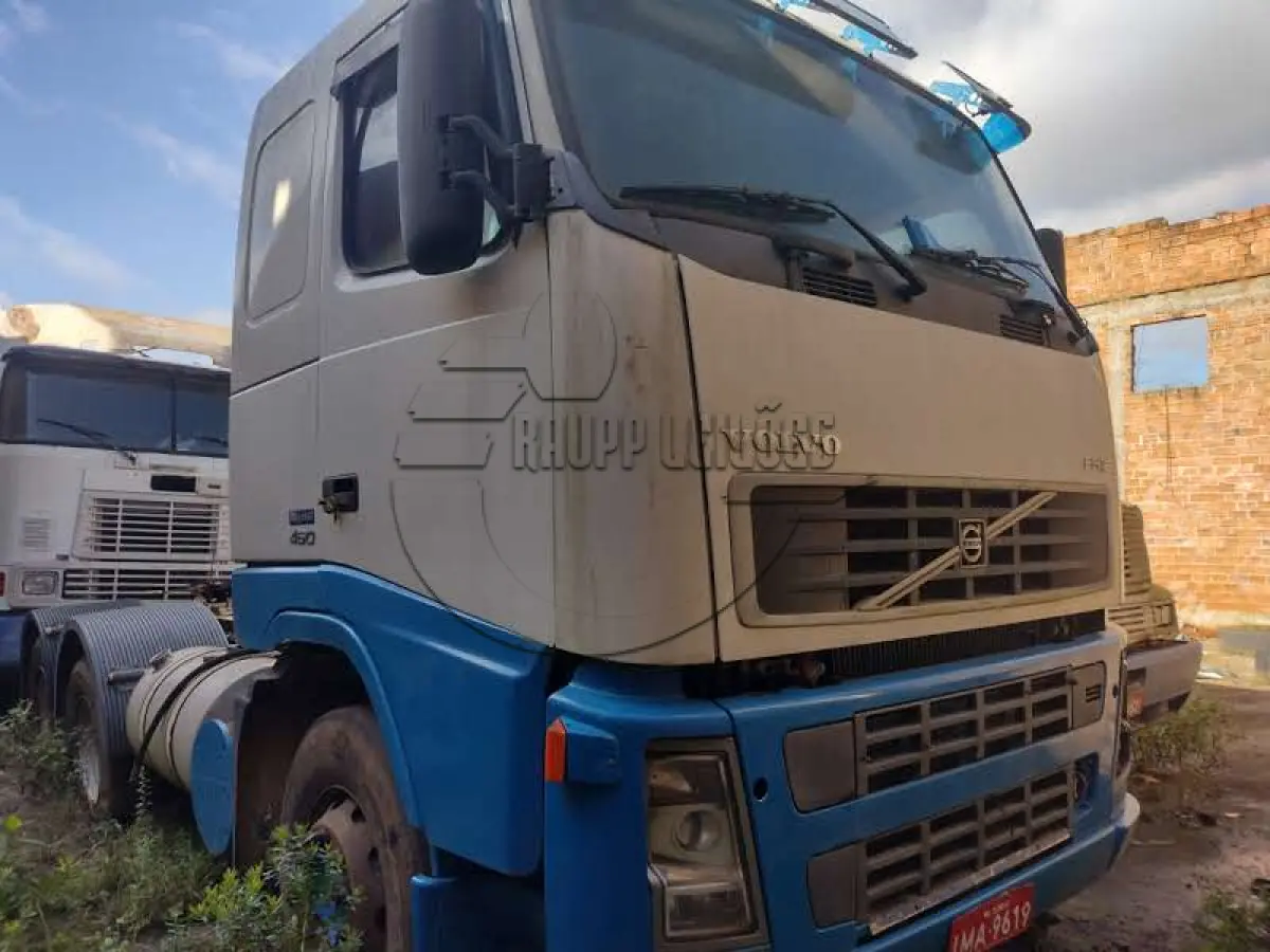 LOTE 031 - Um caminhão VOLVO, modelo FH12 460 6X4T, ano/modelo 2004/2004